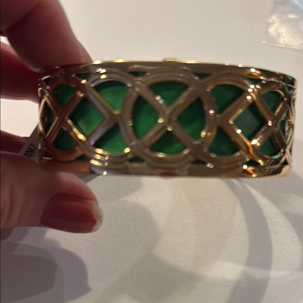 Solver Elegant Gold Plated Green Leather Celtic Knot Cuff Bracelet - Picture 4 of 4